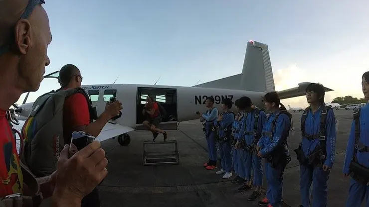 當下耳朵是裝飾用，反正上這台飛機就是了！