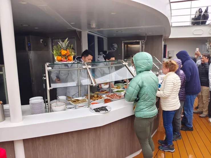 大家排隊在頂樓甲板的吧台選取食材煮成hot pot。