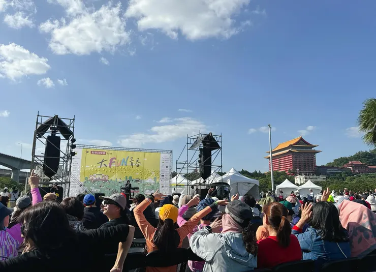 抱病演唱的林隆璇和台下的哥哥姊姊們問好 XD