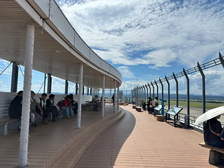 仙台機場的三樓室外展望台，雖然熱了一點，但能看飛機起降大家就愛