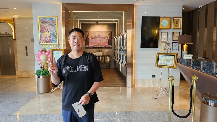 我在台北花園大酒店的大廳!