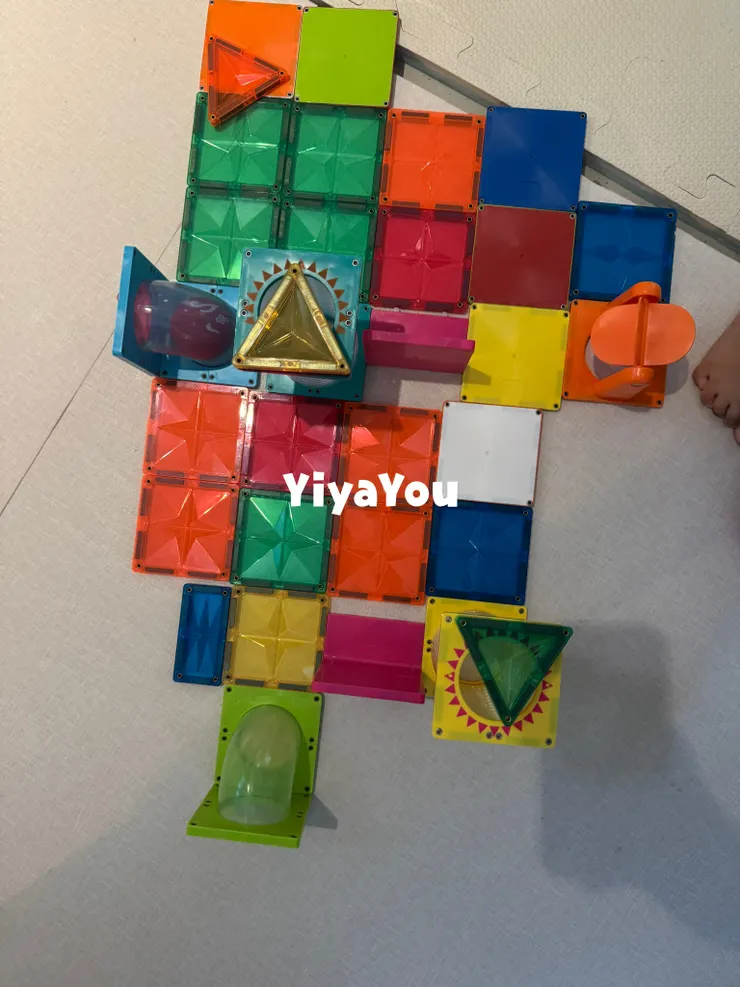 說明書看完後，他自己默默拚了第一個自己的磁力片作品