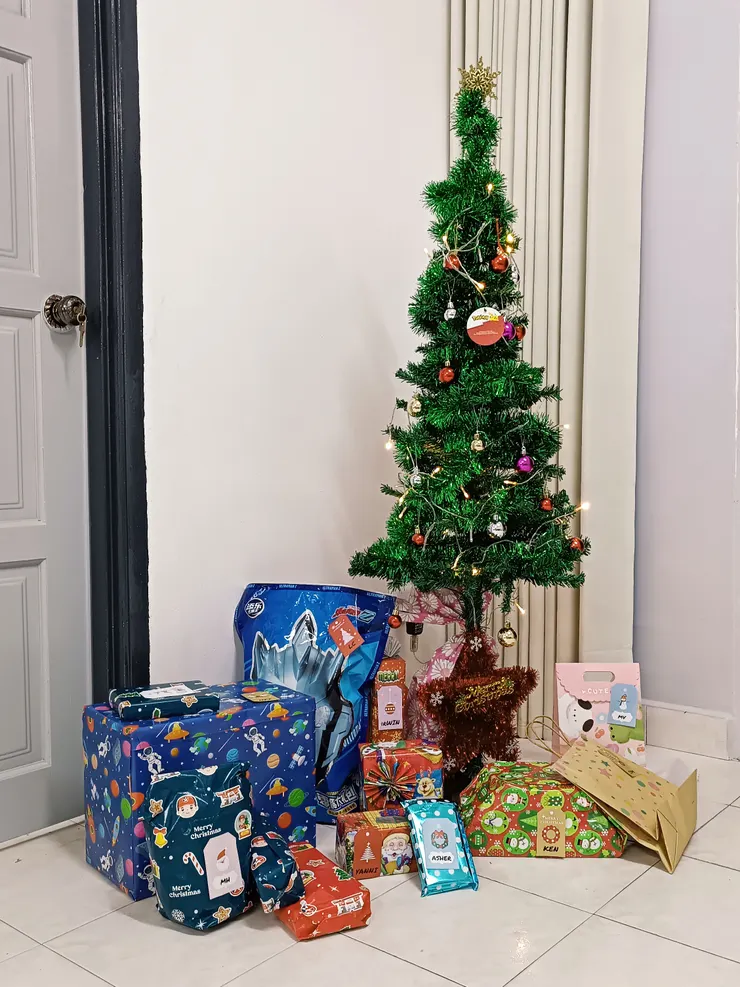 小巧玲瓏的聖誕樹，但我滿意了。反正主角是禮物們。