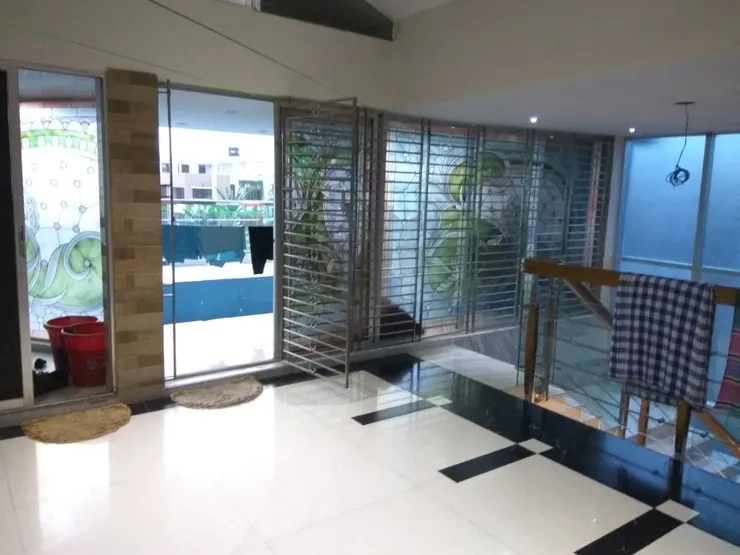 透天整棟三層建築 第三層有戶外游泳池 好奢華的日子啊 但是一看到掛著到處萬國旗的衣服 一秒low掉