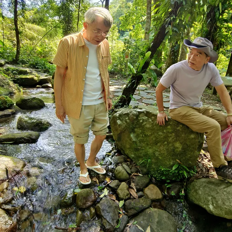 【四十二份湧泉常年水溫十八度，蓬萊賞魚聽溪聲時為鳥鳴留步。步道邊水流清澈的小河，停下來泡個腳！】