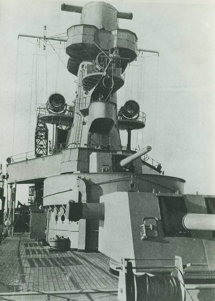 從前甲板可見上層建築與砲塔