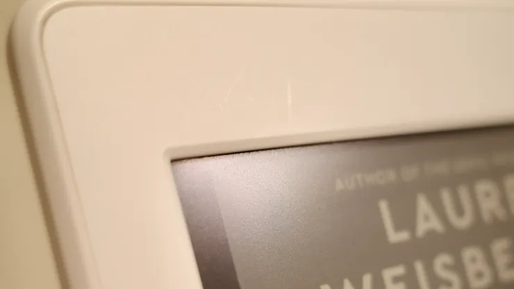 下沉式螢幕：可以看到邊框比螢幕些微高出，更透光也更卡灰塵