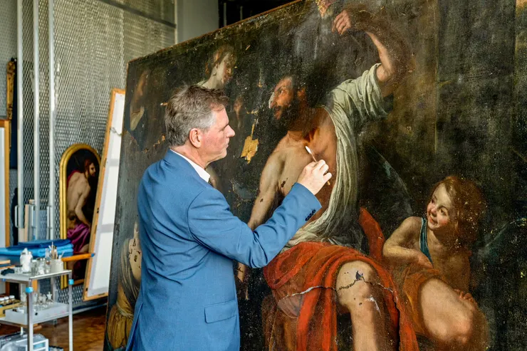 修復前的畫作《海克力士與翁法勒》與修復師Ulrich Birkmaier，圖片來源：J. Paul Getty Trust.