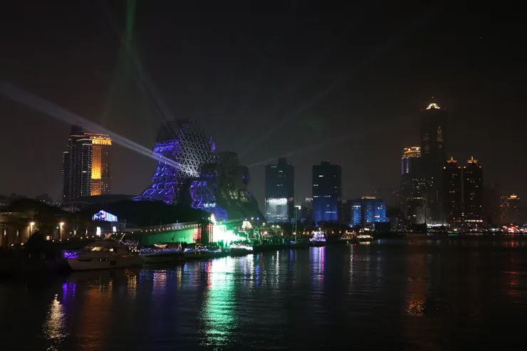 從大港橋拍攝入鏡的遊艇、海音中心及85大樓