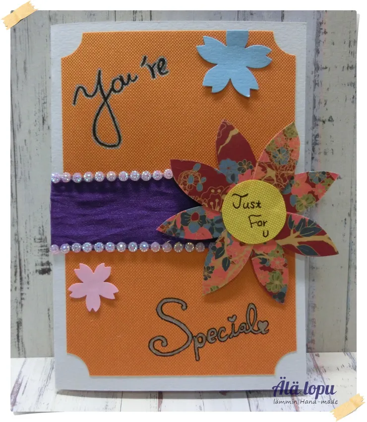 尺寸：對折：15cm*10.5cm ；展開後：15cm*21cm；材質：美術紙、緞帶、水鑽貼紙