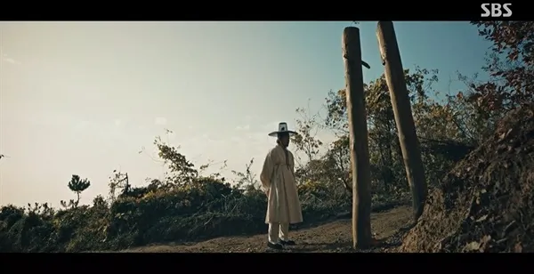 圖片來源:惡鬼 ep.5 ⓒ SBS 路人正從長栍上找尋方向