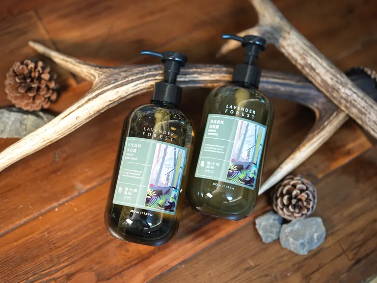 來自台灣山林元素的來自台灣山林元素的沐光森林沐浴露