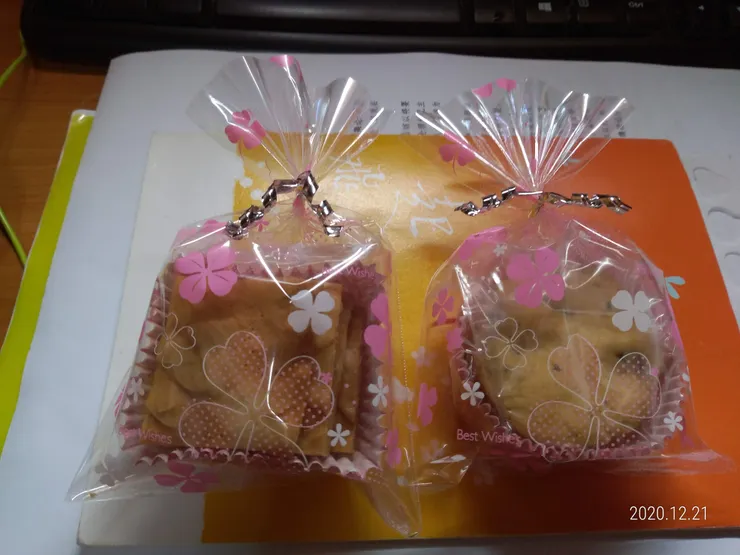 友人親自烘烤的餅乾與蛋糕，配上可愛精緻的包裝，每一口吃下去都有甜滋滋的感受～