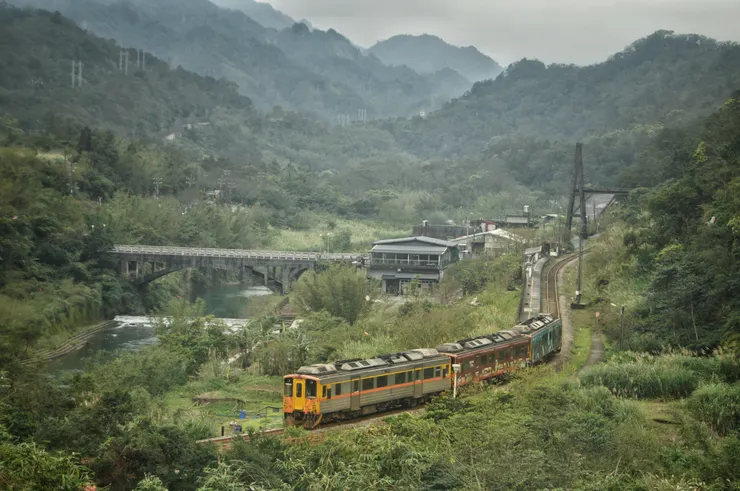 望古車站風景很迷人,慶和吊橋遺跡是明顯地標。