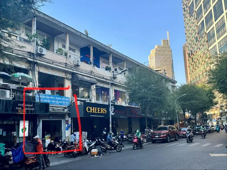 胡志明市Tôn Thất Thiệp居民樓服裝店,多間古著與小眾設計品牌聚集,是西貢最有個性的購物祕境,入口在紅色框框處