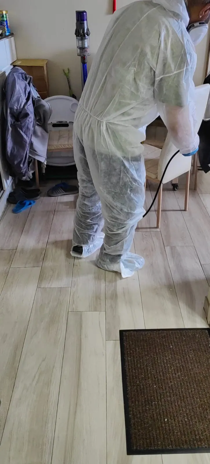 滅蟲師傅進行床蝨熱蒸處理，針對縫隙徹底消滅蟲源