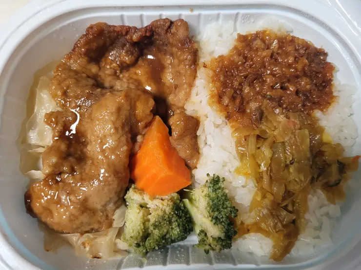 這看上去感覺很有在吃飛機餐的感覺~