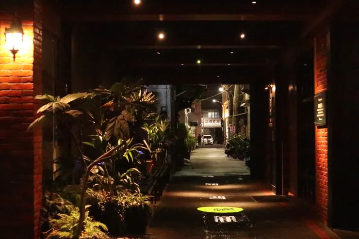 進不了店，至少能從底下穿越