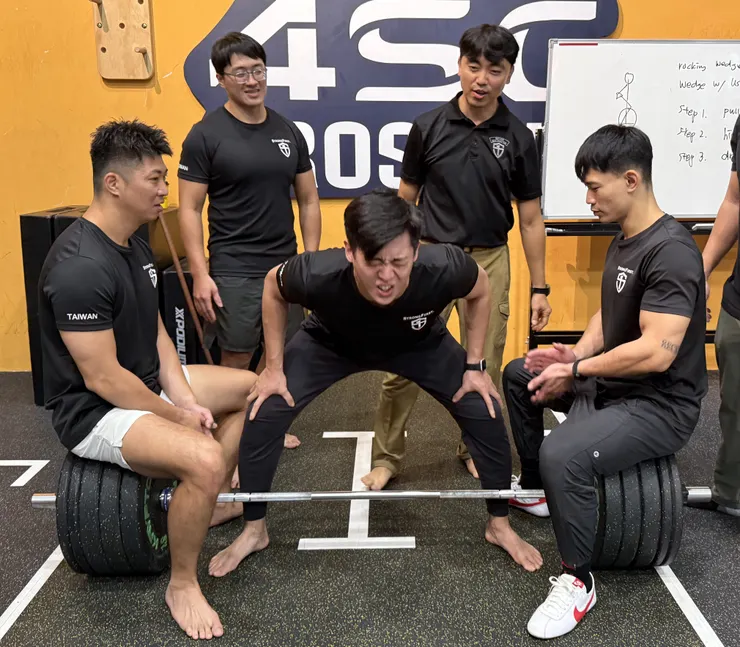 WooChae教硬舉，但我是不知道發生什麼事，中間的同學表情猙獰.....