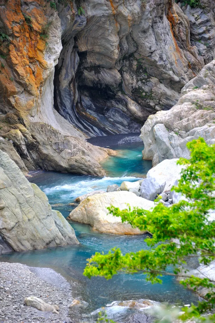 【溪水東流匯經布洛灣砂卡礑 谷底潺湲傳承一脈青碧耀眼】