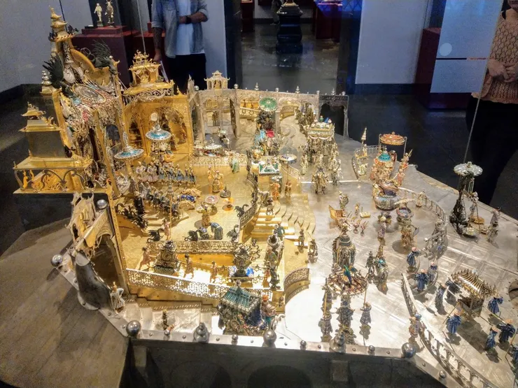 中西元素結合：西方的龍＋中國的屋頂形式