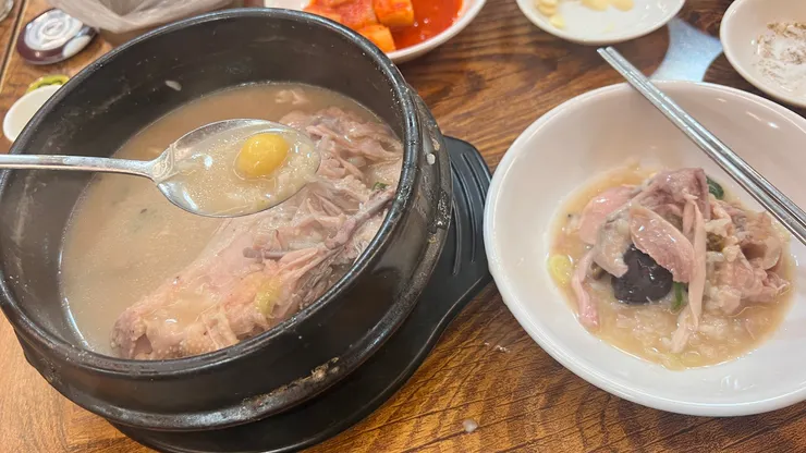 要弄碎成像小碟內的模樣再品嚐，看見白果了。