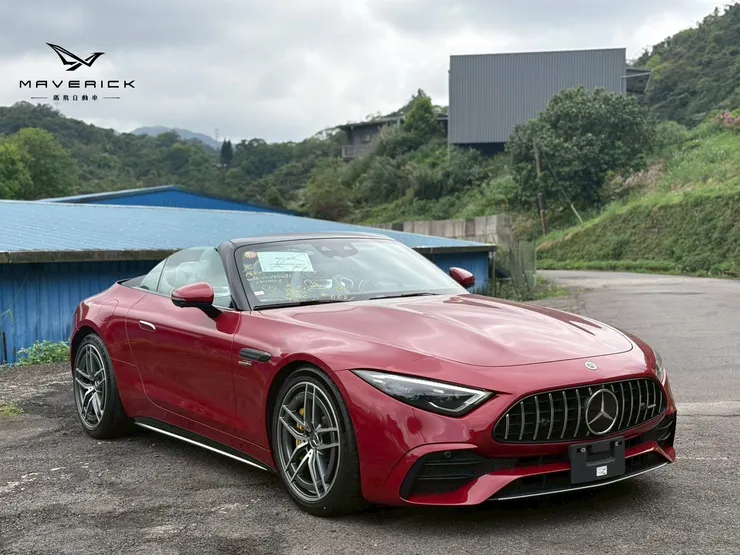 Mercedes-AMG SL43 日規外匯車進口紀錄！紅色敞篷跑車從日本橫濱港運抵台灣，完成卸船檢查。完整解析外匯車代購流程（選車、檢查、RORO船運、報關到交車），想了解SL43或進口車流程必看。