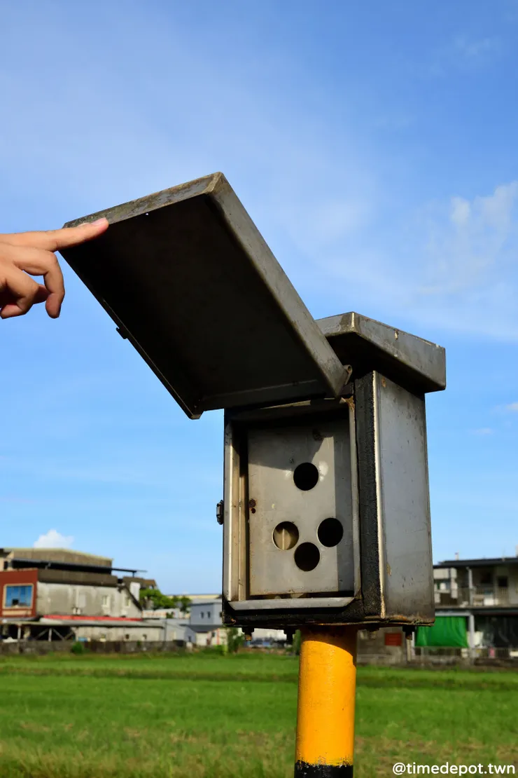 應該是過去控制平交道的控制盒，但現今只剩下外殼而已