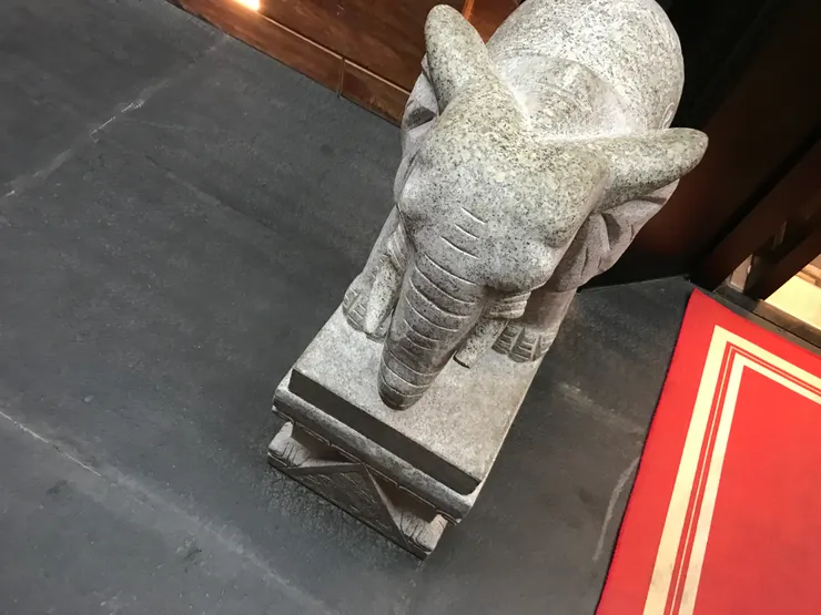 以前香港很多酒樓門外也擺著石獸,現在好像少了很多。