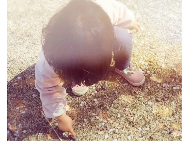 粉色的上衣，粉色的鞋子，粉色的櫻花。