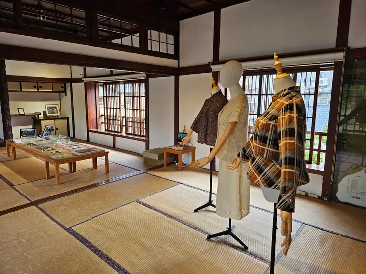 王秀蓮在不同人生階段時的衣著氣質也不相同。