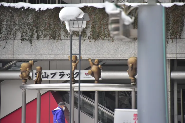 側面的哆啦A夢角色銅像