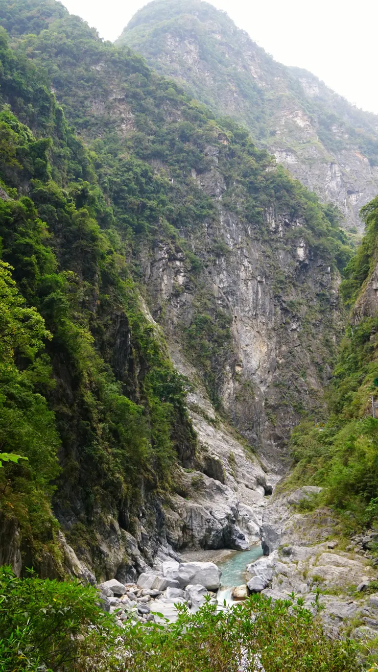 壁立千仞的峽谷美景