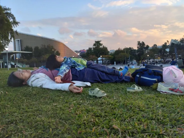 妳拍我和孩子。願我一直記得,花博公園的草地實實的柔軟,穩穩地把我接住了。