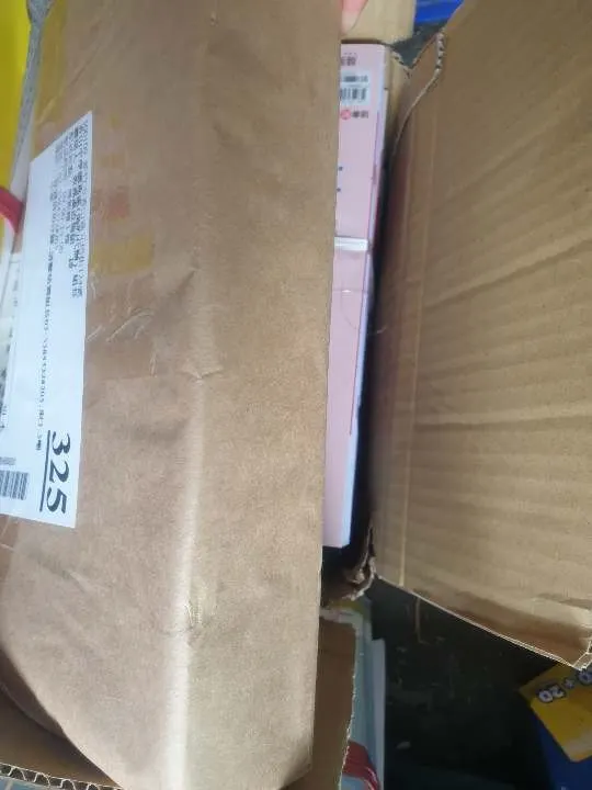 未拆封的贈書：並不是罕見的現象，這種附贈的習作、考卷多數都不會用到。