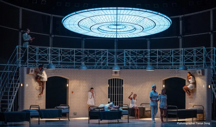 拋開古歐式風格的現代舞會，馬修伯恩的舞劇《羅密歐與茱麗葉》，在舞台正上方設計了一個看似幽浮的巨大燈光結構。（聯合數位文創提供）