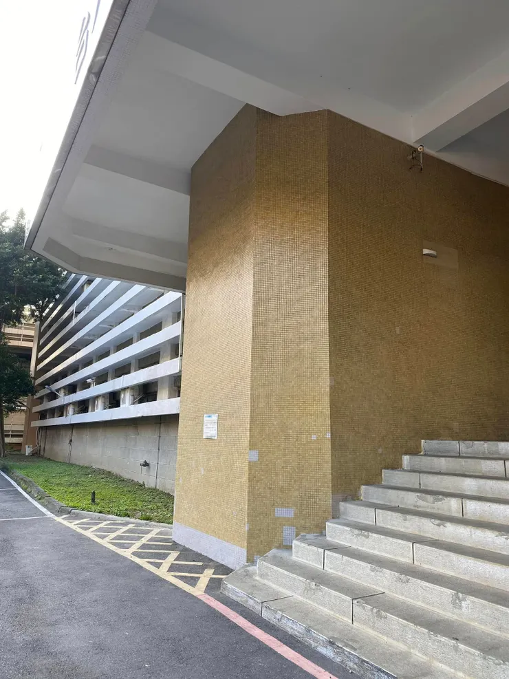 門口兩側的大柱子,收了45度角。台階角落也收45度角