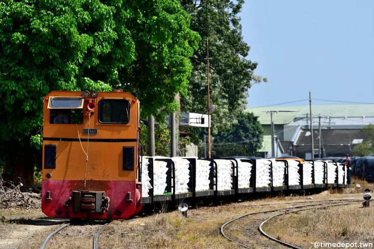 火車載著糖包從工廠開出後，再倒退到倉庫所在的路線