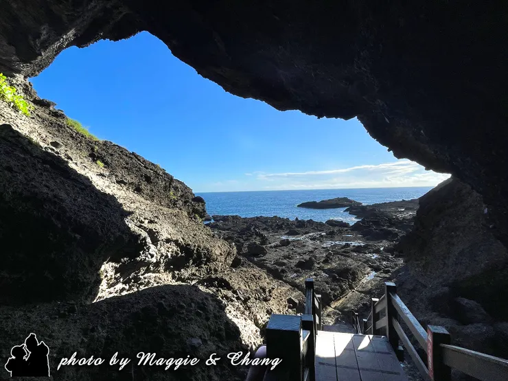 走進這片岩石縫隙，海水的聲音在耳邊回蕩