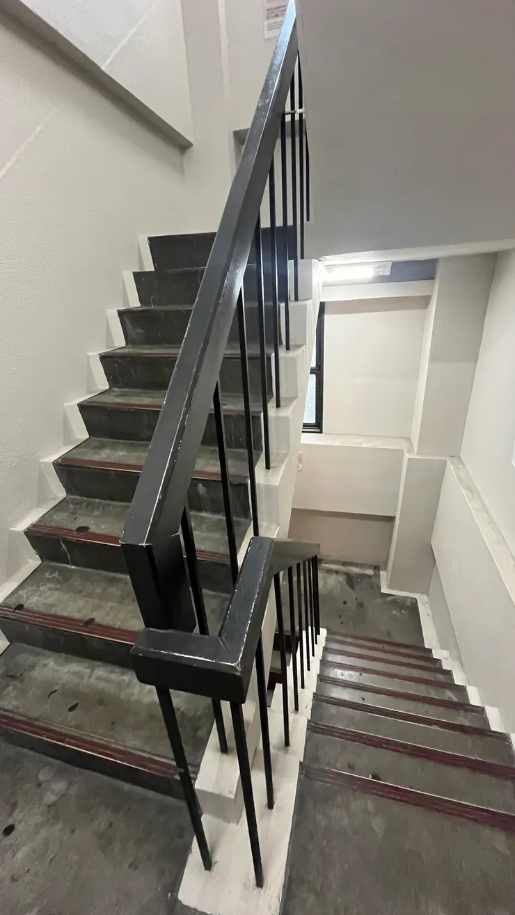 沒有電梯，若有大件行李會比較辛苦。