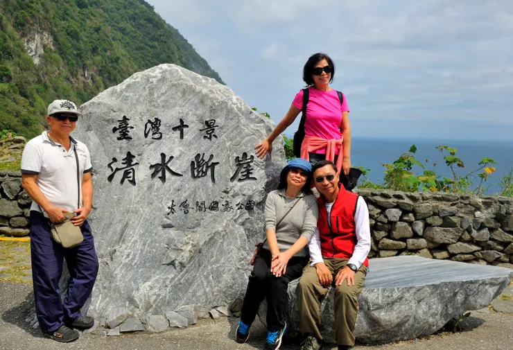 【同學們在清水斷崖台灣十景碑前留影】