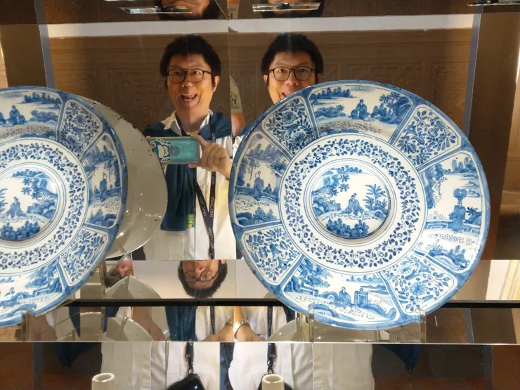 17 世紀的歐洲對中國瓷器（特別是明朝、清初的青花瓷）非常著迷，稱為「白金 (Weißes Gold)」。歐洲雖然能製作軟質陶器（faience、majolica），卻一直無法燒出與中國一樣堅硬、半透明的「硬質瓷」。1708 年，煉金術士 Johann Friedrich Böttger 與科學家 Ehrenfried Walther von Tschirnhaus 終於研製成功歐洲第一個「硬質瓷」。靈感和方向主要來自對中國瓷器的研究與模仿（特別是高嶺土與釉的應用）。