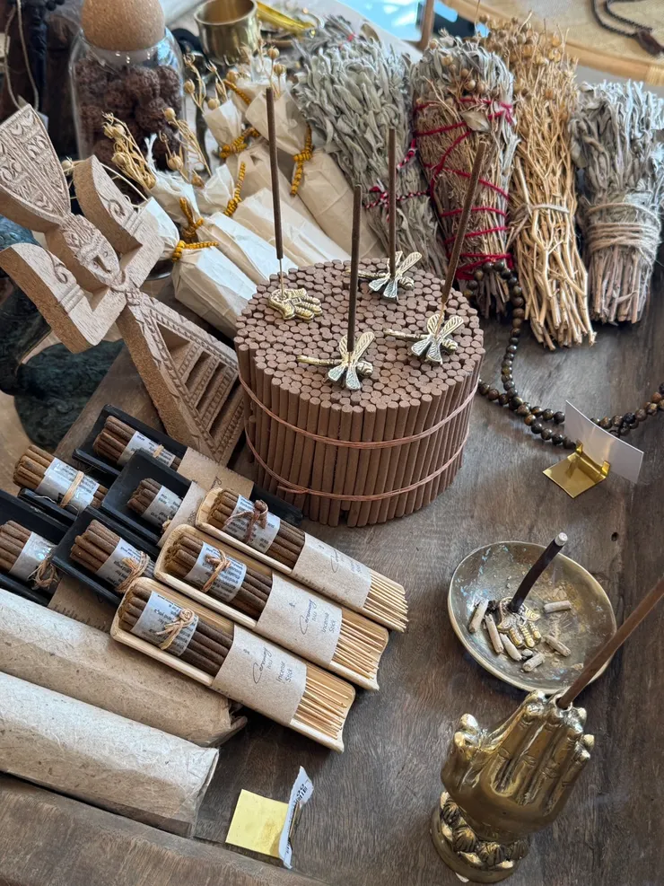 到處都有賣線香、精油產品