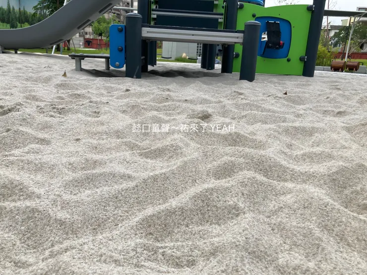 沙、礫石是輪子的剋星，在這裡是架高式沙坑，不影響步行，很友善。