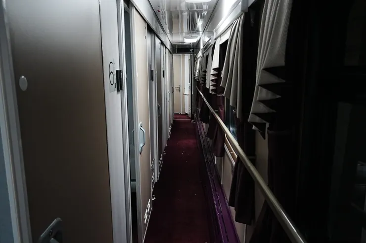 車廂走道，走道底是廁所