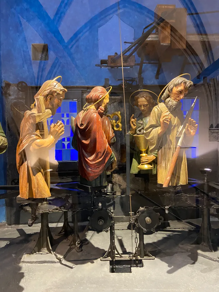 近距離觀賞天文鐘人偶