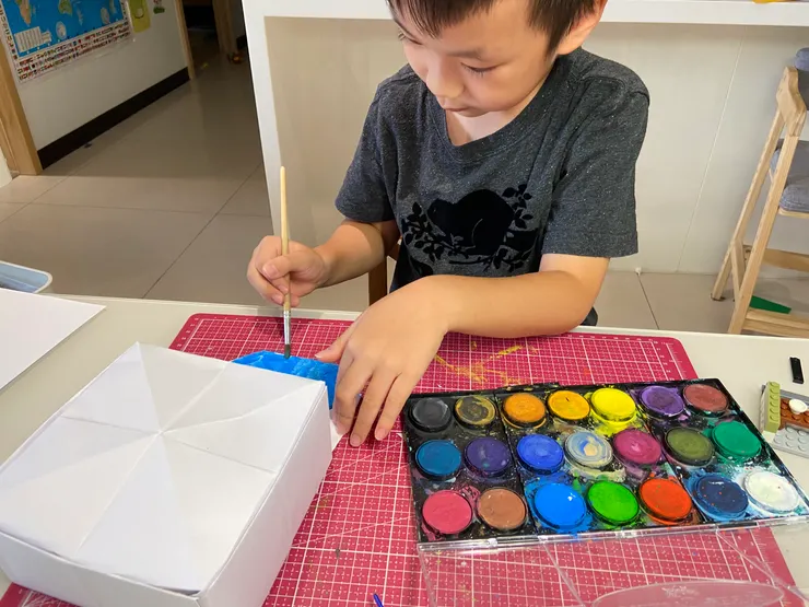 兒子看了看，也想自己做一頂，就教他以上的步驟，選了喜歡的藍色