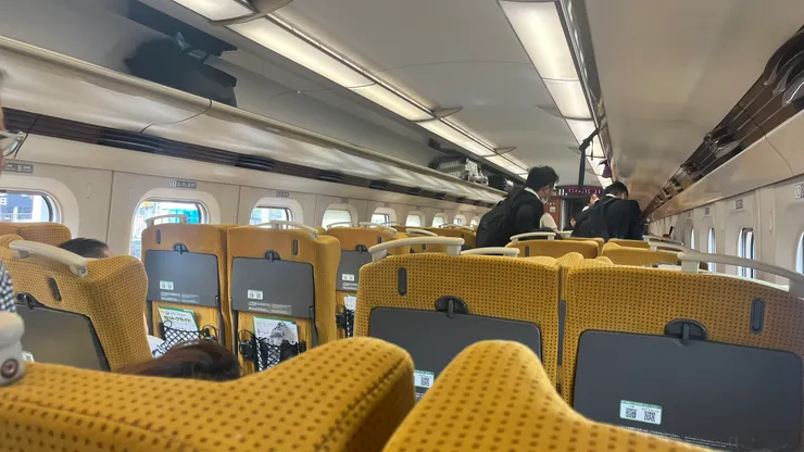 滿少看到黃色座椅的新幹線。