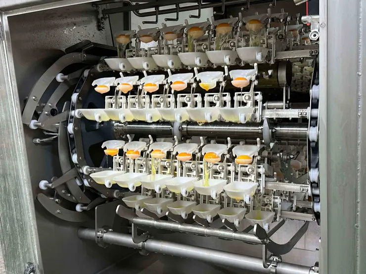 圖說：透過全自動封閉式生產的巴斯德低溫殺菌系統，提高蛋品衛生與製程效率，亦是重要的食安防線。（資料來源：臺南蛋品）