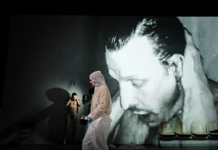 Édouard不斷刷洗身體，想洗去施暴者留下的痕跡與氣味。（圖片來源：https://www.facebook.com/weiwuyingcenterforthearts）